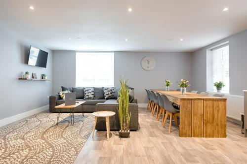 Zona de estar de 3 RM Studio, Open-plan Living, Dining, & Kitchen