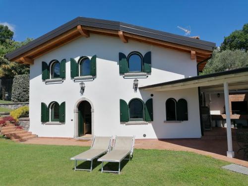 a white house with a bench in front of it at Villa Daniela in Riva di Solto