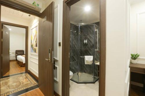 Ванна кімната в Dai Phat Hotel