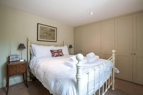 Traditional Fulham Home close to the River Thames by UndertheDoormat