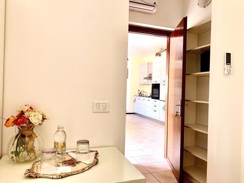 a room with a table with glasses and a vase of flowers at GARDEN OF VENICE in Pegolotte