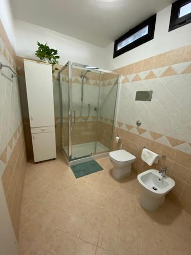 a bathroom with a shower and a toilet and a sink at GARDEN OF VENICE in Pegolotte