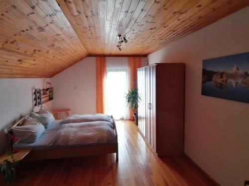 ein Schlafzimmer mit einem Bett und einer Holzdecke in der Unterkunft Ferienhaus Stubalpenblick in Salla