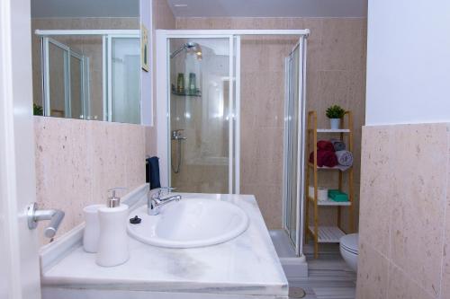 łazienka z umywalką, prysznicem i toaletą w obiekcie Apartamento con vistas al mar en Carboneras w mieście Carboneras