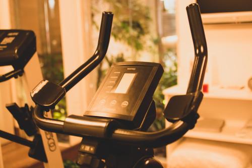 a cell phone is hooked up to a treadmill at Hotel Habitare in Nova Friburgo