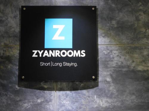 a sign with the zymontons logo on a wall at Zyan Rooms in Villahermosa