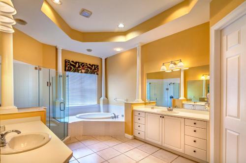 y baño con bañera, ducha y lavamanos. en Legacy Hotel at IMG Academy en Bradenton
