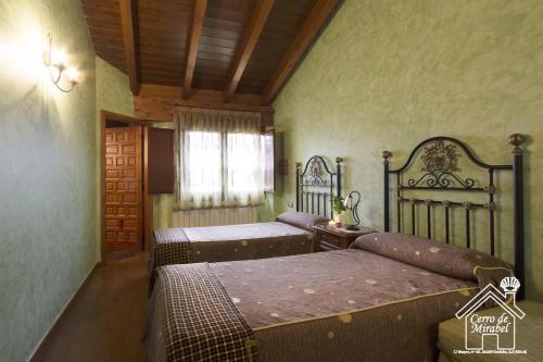 Postel nebo postele na pokoji v ubytování Casa Rural Cerro de Mirabel