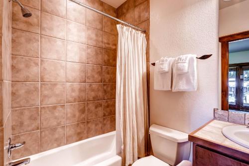 ein Badezimmer mit Badewanne, Toilette und Waschbecken in der Unterkunft Saddlewood #46 Ski-In/Ski-Out to Snowflake Lift - Walk to Town in Breckenridge