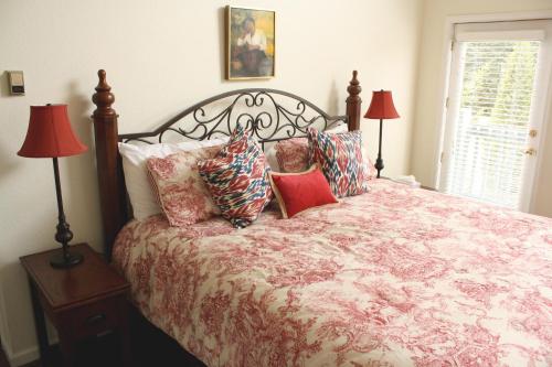 ein Schlafzimmer mit einem Bett mit Kissen und zwei Lampen in der Unterkunft Pinecreek #I - 4 BR - Private Hot Tub - Close to Town - Shuttle to Slopes in Breckenridge