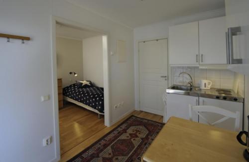 a small kitchen with a bed in a room at Logi & Bastu in Käringön