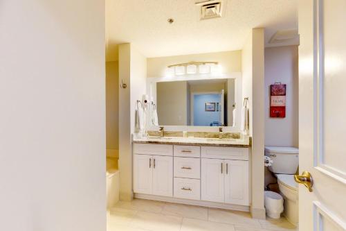 La salle de bains est pourvue d'un lavabo et d'un miroir. dans l'établissement TOPS'L Summit II, à Destin