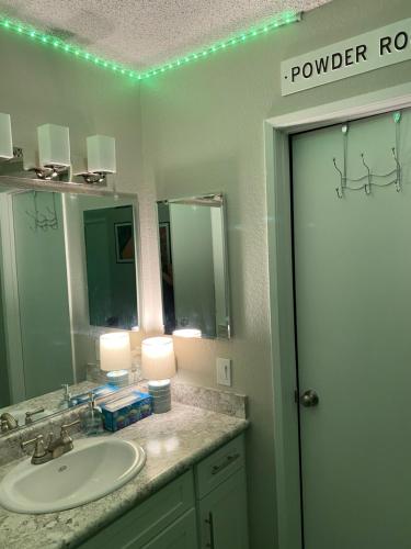 W łazience znajduje się umywalka i lustro. w obiekcie Golden Bear Inc w mieście Big Bear Lake