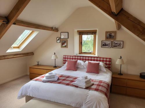 Uma cama ou camas num quarto em Yew Tree Cottage