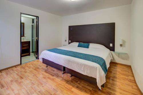 a bedroom with a large bed with a large headboard at Alfredo de Musset 354 in Mexico City