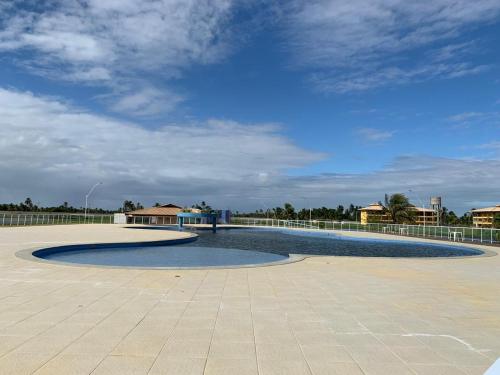 エスタンシアにあるCondomínio e resort Villa das Águas - Praia do Saco SEの中庭の中にある大きな水プール