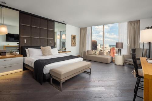 フィラデルフィアにあるThe Windsor Suitesの大きなベッドと机があるホテルの部屋