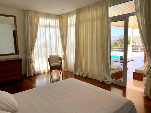 Posteľ alebo postele v izbe v ubytovaní Villa Dois Mares Puerto Calero