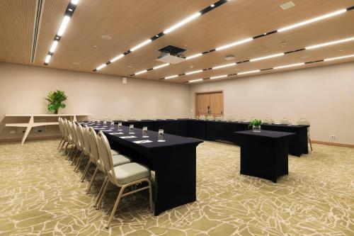 a large conference room with a long table and chairs at Fairmont Rio de Janeiro Copacabana in Rio de Janeiro