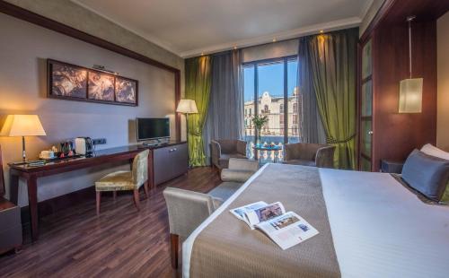 um quarto de hotel com uma mesa e uma sala de estar em Hotel Barcelona Center em Barcelona