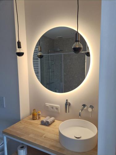 a bathroom with a sink and a mirror at Snooze in Ostend