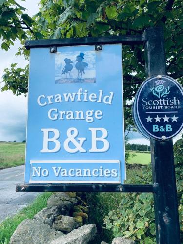 una señal para una barra de grúa sin vacantes en Crawfield Grange en Stonehaven