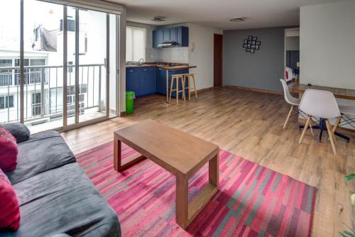 a living room with a couch and a table at Grupo Kings Suites - Horacio 1525 in Mexico City