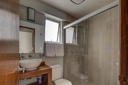 a bathroom with a sink and a toilet and a shower at Grupo Kings Suites - Horacio 1525 in Mexico City