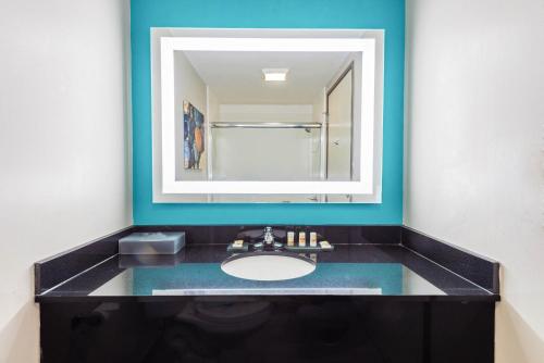 La Quinta by Wyndham Jamestown في جيمستاون: حمام مع حوض ومرآة