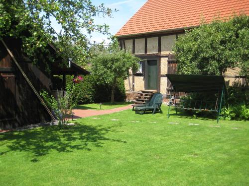 a yard with a bench and a house at Storchenblick in Schlepzig