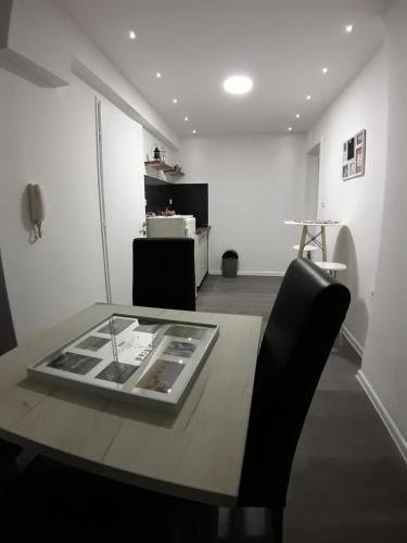 Habitación con mesa y silla negra en Apartments In Heart, en Sarajevo
