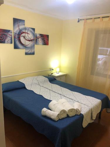 een slaapkamer met een bed met handdoeken erop bij Mare Turchese in Cala Liberotto