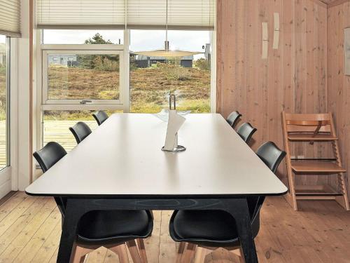 una sala conferenze con tavolo e sedie bianchi di 6 person holiday home in Ringk bing a Ringkøbing