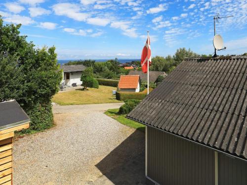 una vista desde el techo de una casa con bandera en 6 person holiday home in Brenderup Fyn, en Vedelshave