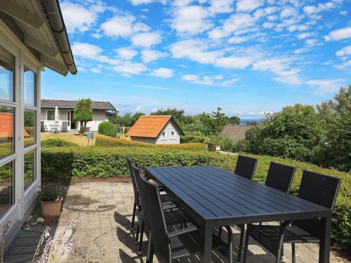 una mesa negra y sillas en un patio en 6 person holiday home in Brenderup Fyn, en Vedelshave