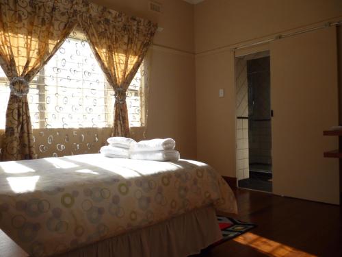 Posteľ alebo postele v izbe v ubytovaní Royal Guest House