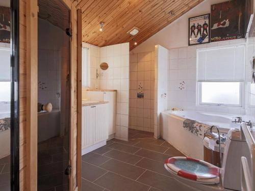 uma casa de banho com uma banheira, um WC e um lavatório. em 6 person holiday home in J gerspris em Frederikssund