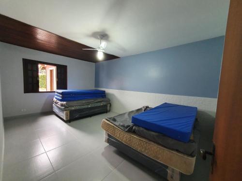 a room with two beds and a ceiling at Casa Praia Itanhaém in Itanhaém