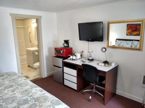 TV a/nebo společenská místnost v ubytování Holiday Motel Bend