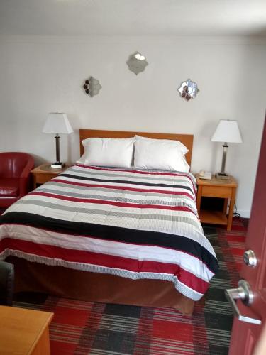 Postel nebo postele na pokoji v ubytování Holiday Motel Bend
