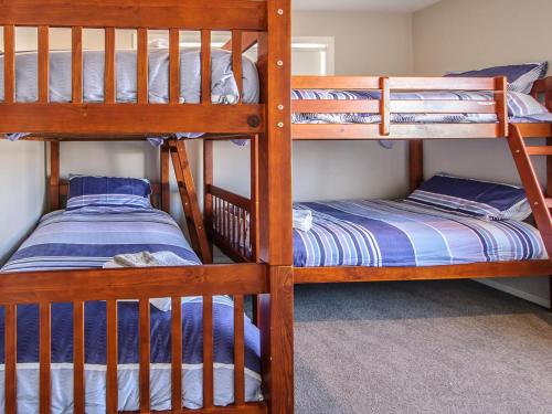 Ένα ή περισσότερα κρεβάτια σε δωμάτιο στο High Tide