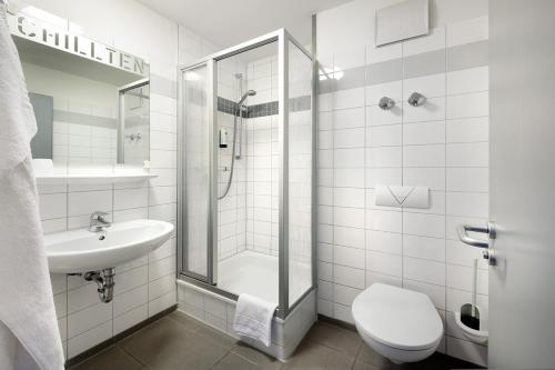 W łazience znajduje się toaleta, umywalka i prysznic. w obiekcie Chillten Bottrop w mieście Bottrop