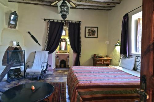 Una televisión o centro de entretenimiento en Sawadi Ecolodge