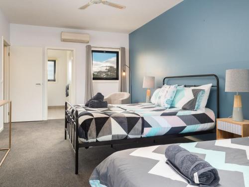 Un pat sau paturi într-o cameră la Paradise in Cowes