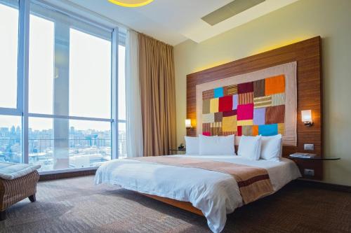 Una cama o camas en una habitación de Landmark Hotel Baku
