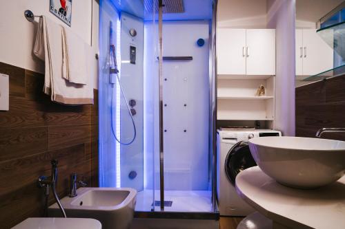 ein Bad mit einer Dusche, einem Waschbecken und einem WC in der Unterkunft THE NEST Apartment Suite Ski-in Ski-out with Hammam in Breuil-Cervinia