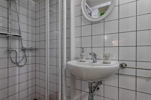 a white bathroom with a sink and a mirror at Měšťanský dům - kulturní památka Mlýnská 119 in Jindrichuv Hradec