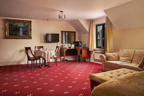 A seating area at The Sharnbrook Hotel 