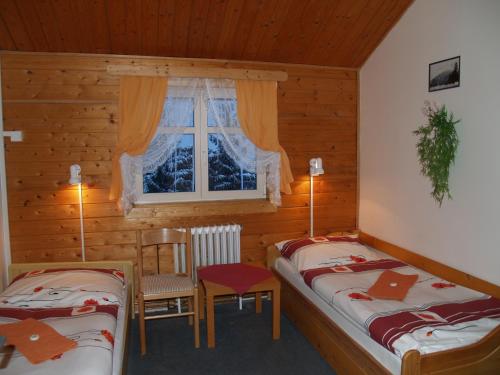 Postel nebo postele na pokoji v ubytování Lesní Bouda