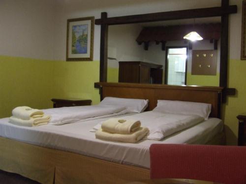 Tempat tidur dalam kamar di Hotel-Restaurant Orsoyer Hof